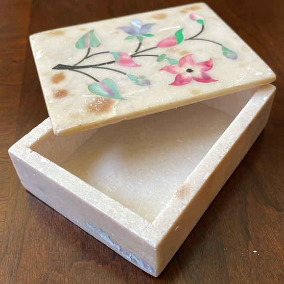 Soapstone stone trinket box moths of pearl inlay floral pattern - Picture 4 of 8